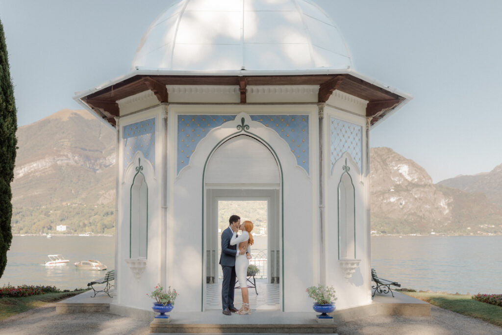 couple kissing during the engagement session at Villa Melzi